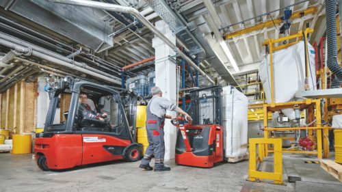 ПОВОДКОВЫЙ ШТАБЕЛЕР (new) - картинка pallet_stacker-moving-construction-0646_16x9w1920-500x281.jpg