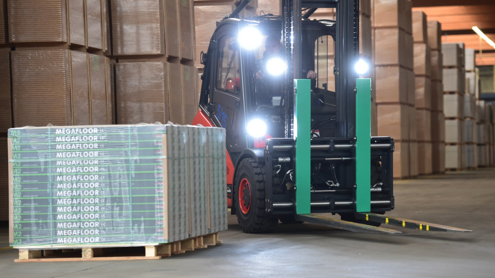 Купить б у вилочный погрузчик (new) - картинка e_truck-moving-construction-9541_16x9w1920.jpg