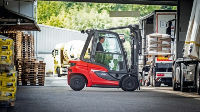 Спецтехника: вилочные погрузчики для склада (new) - картинка ic_truck-h20_h35-1202-loading-034-16_9_16x9w640.jpg