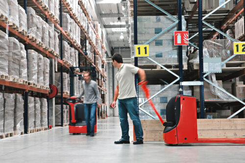 ШТАБЕЛЕРЫ (new) - картинка pallet_truck_moving_retail_3516_h-500x333.jpg