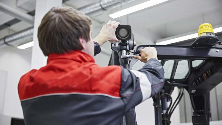 Интерактивный шоурум опций безопасности - картинка maintenance-repair-working-1200_16x9w1216_2-768x432.jpg